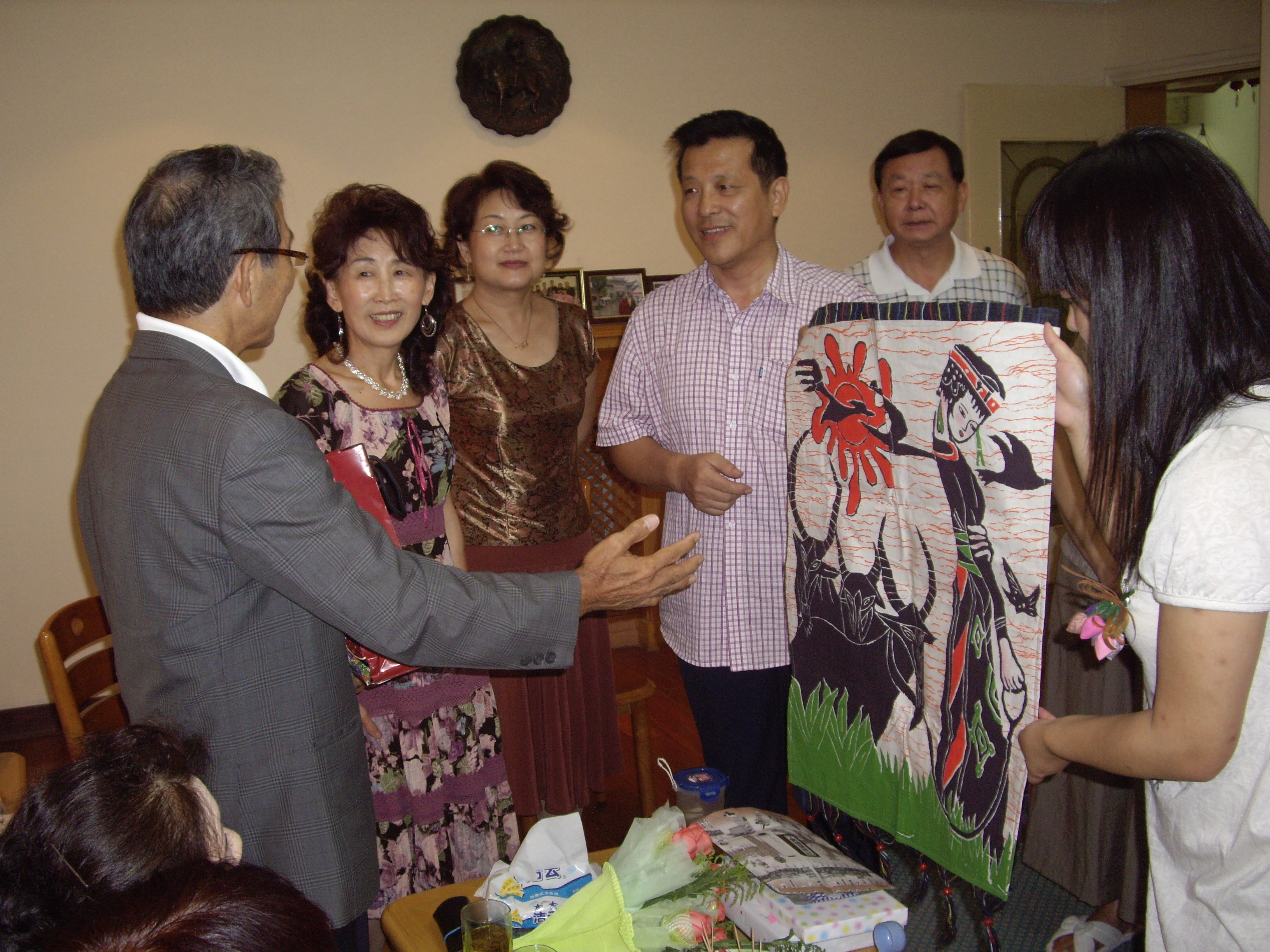 合唱团团长王占全先生向日本树合唱团团长福地先生赠送礼品